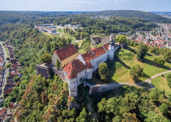 Schloss Hellenstein sKreuz Steinheim