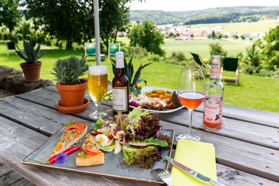 Hüttensalat mit Quiche Berghütte Kraterblick