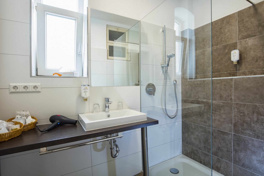 Badezimmer Serviced-Apartment sKreuz Steinheim 