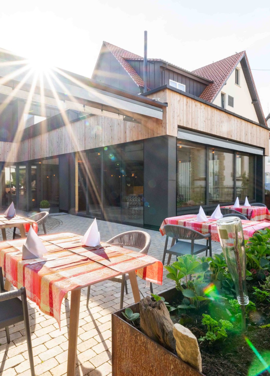 Biergarten am Morgen vom Ringhotel sKreuz in Steinheim
