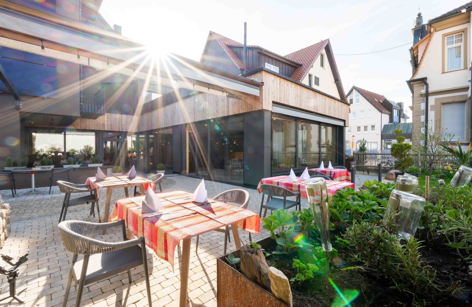 Biergarten am Morgen vom Ringhotel sKreuz in Steinheim