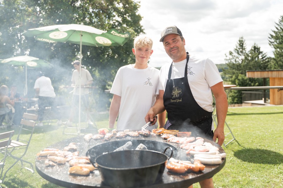 Vater & Sohn am Grill
